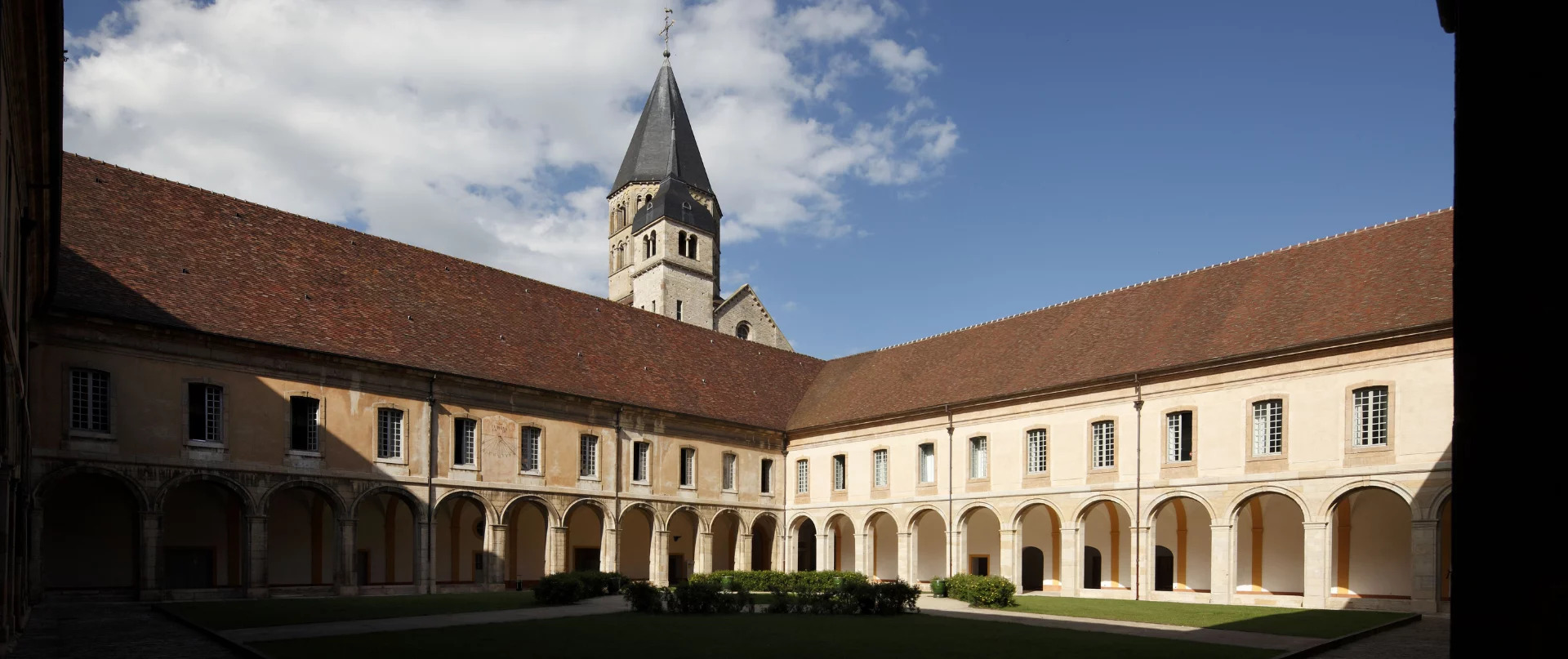 Cluny (71) - Murs-mures romans